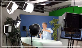 Studio de la chaine TV Pearl avec le présentateur