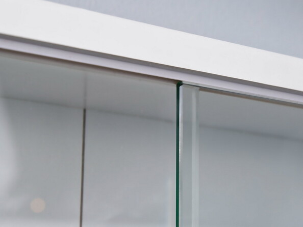 Vitrina mural Compilati para miniaturas y objetos de colección – Blanca