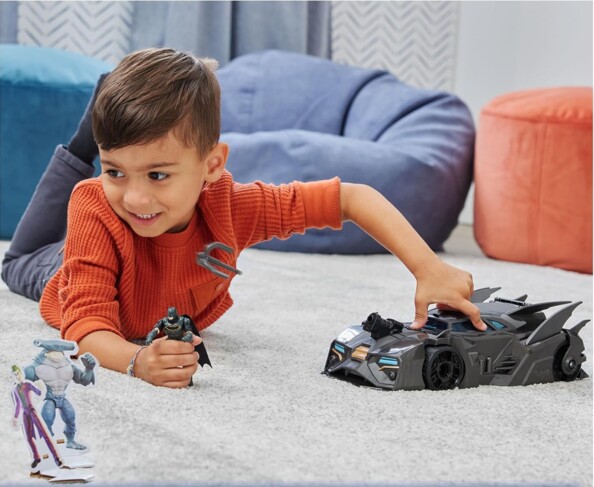 Batmóvil todoterreno con lanzagarfio integrado y figura de Batman